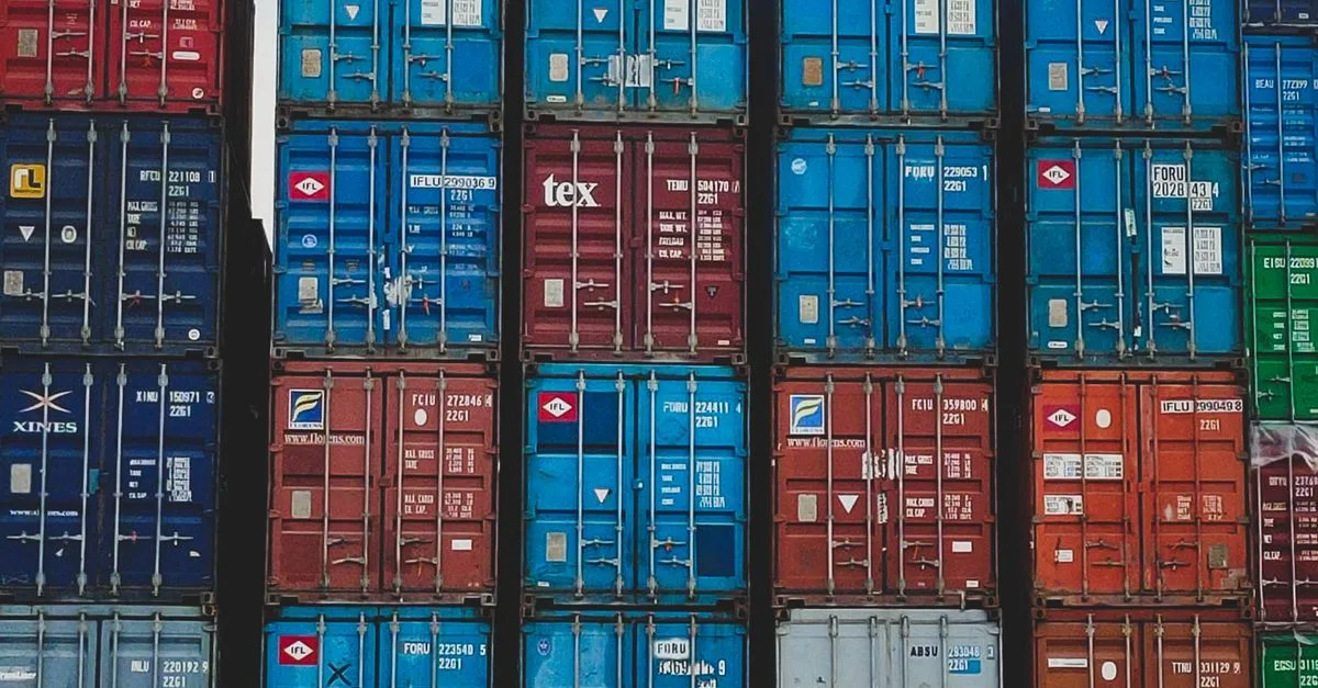 découvrez la profondeur des conteneurs et comprenez son importance dans la logistique et le transport maritime pour optimiser le stockage et la manutention.