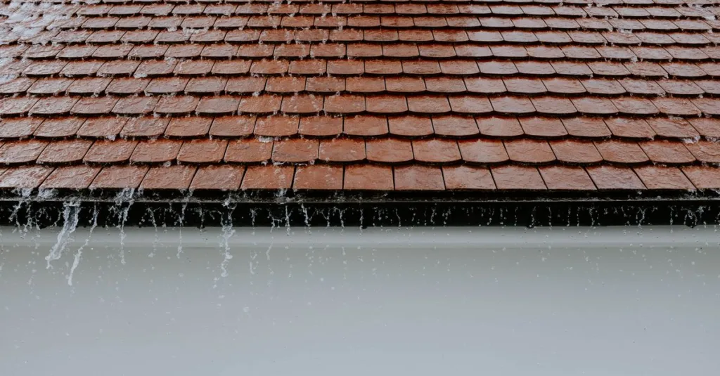 découvrez comment déterminer la capacité optimale d'un récupérateur d'eau de pluie pour maximiser la collecte et l'utilisation durable de l'eau.